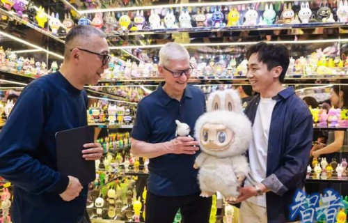 苹果 CEO 库克 现身上海 泡泡玛特