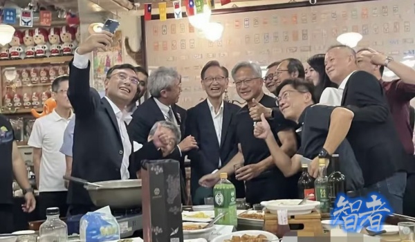 黄仁勋_副本.jpg