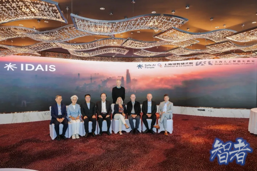 AI 教父 辛顿 现身上海 WAIC：人类如何不被自己造的AI杀掉-2.jpg