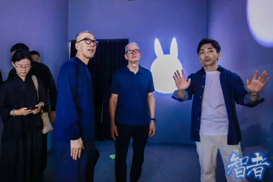 苹果 CEO 库克 现身上海 泡泡玛特- 3.jpg